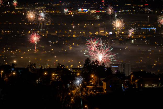 Vatromet u novogodišnjoj noći iznad Zagreba