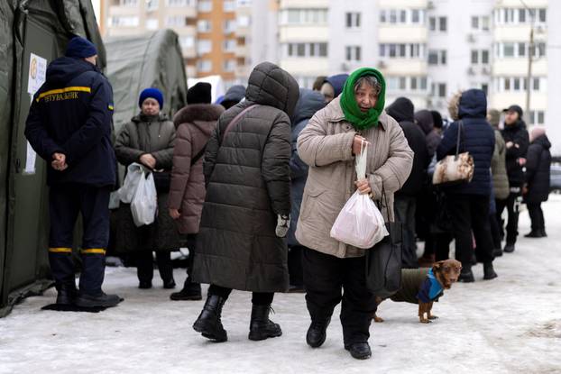 Residents cope with electricity and heating outages following Russian attacks on Ukraine’s infrastructure in Kyiv