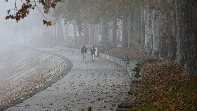 FOTO Gusta magla prekrila ulice u Slavonskom Brodu