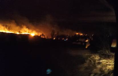 Izbilo više požara na području Gline: Vatra došla blizu kuća, brzo su je stavili pod kontrolu