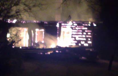 Drvena kuća im se zapalila na -17 i izgorila do temelja