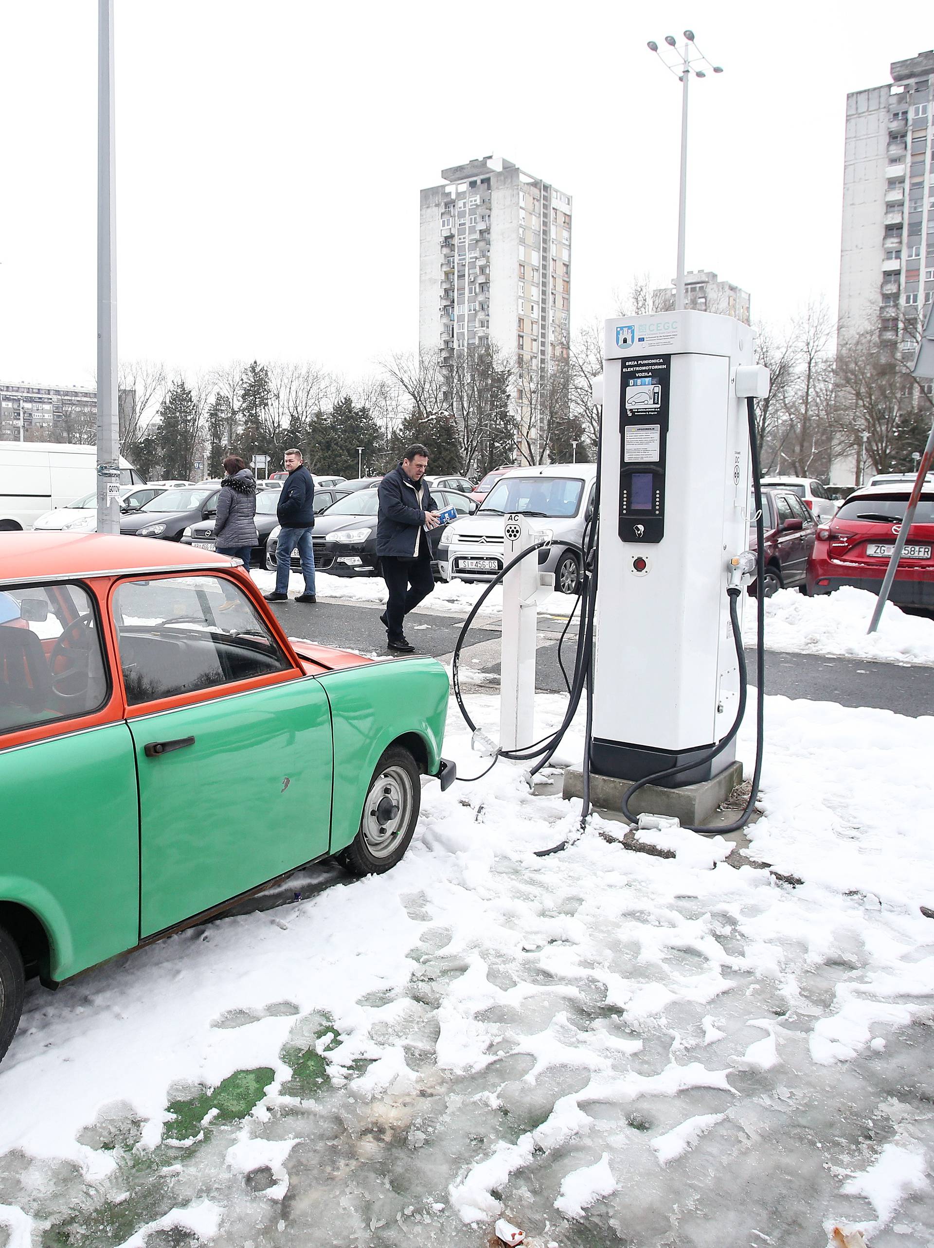 S osam kuna  prijeđe 100 km, a treba mu 5 sati da ga napuni