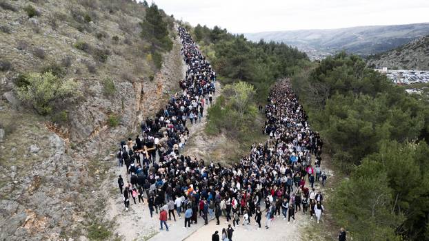 Mostar: Brojni vjernici sudjelovali na križnom putu