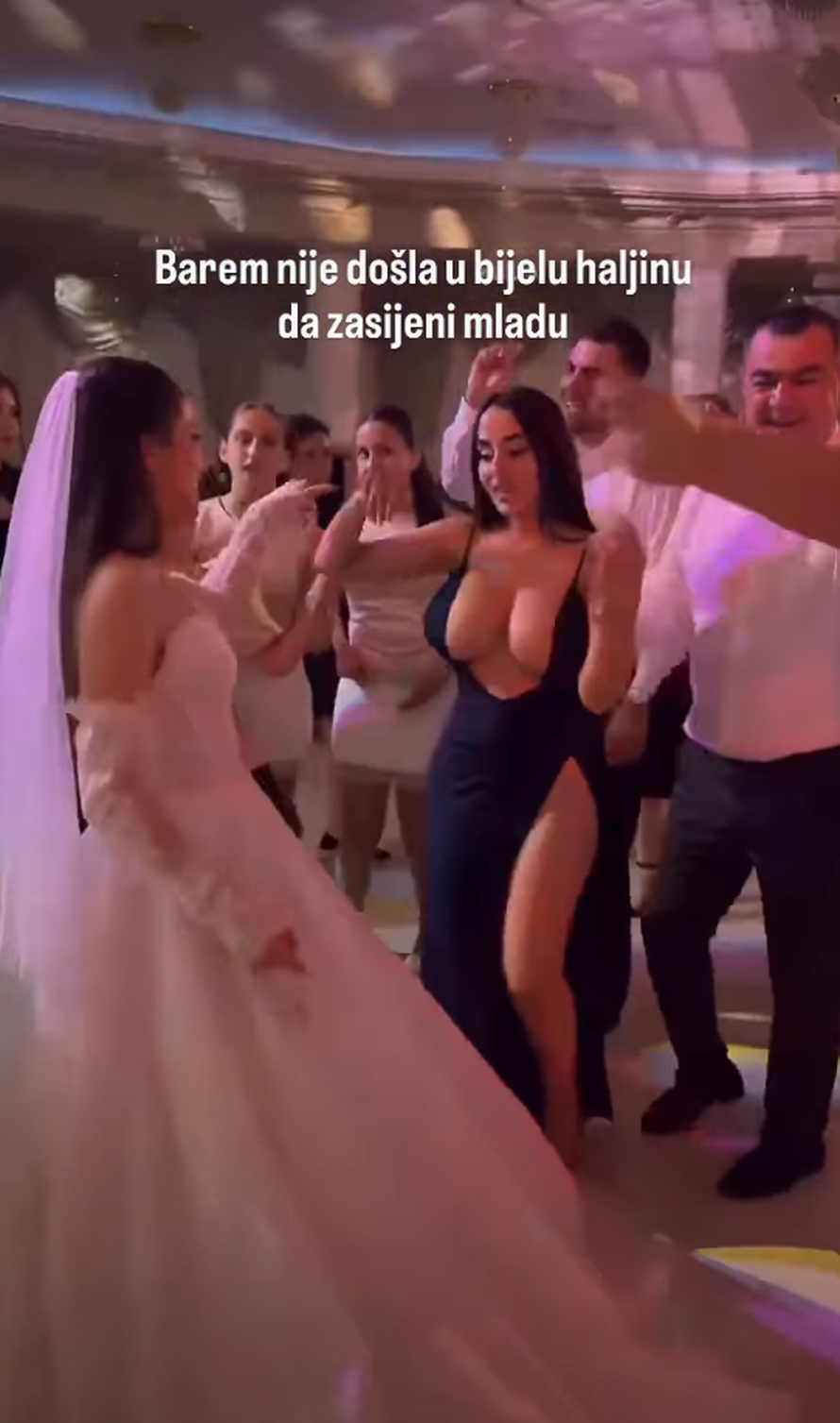 VIDEO Svi pričaju o haljini gošće na balkanskom vjenčanju: 'Bar nije u bijelom da zasjeni mladu'