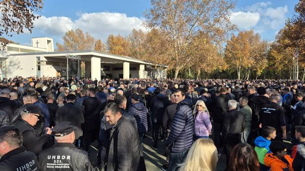 FOTO Posljednji ispraćaj heroja Vukovara Nicoliera:  Ljudi stižu iz cijele Hrvatske. Grad je pun...