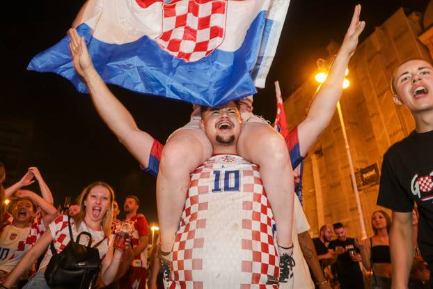 Zagreb: Slavlje navijača na trgu nakon pobjede Hrvatske