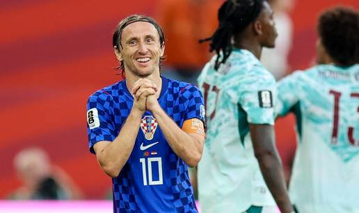 'Modri&cacute; &cacute;e zaklju&ccaron;iti karijeru u reprezentaciji. Ali nastavit &cacute;e igrati, trener Milana priti&scaron;&cacute;e...'