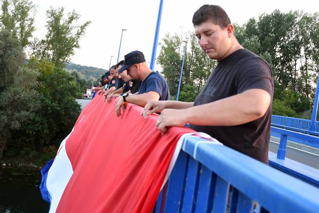 Petrinja: Postavljena velika zastava RH povodom 31.obljetnice VRO Oluje na mostu preko rijeke Kupe