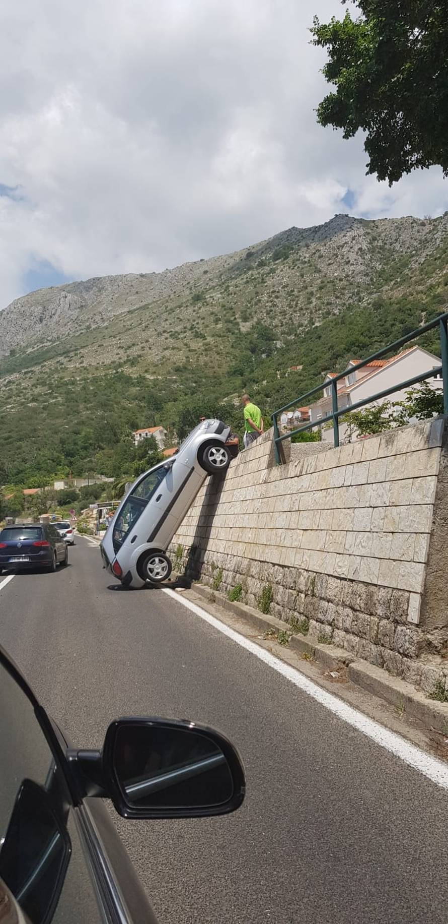 Vertikalno parkiranje? Bizarna nezgoda u Župi dubrovačkoj...