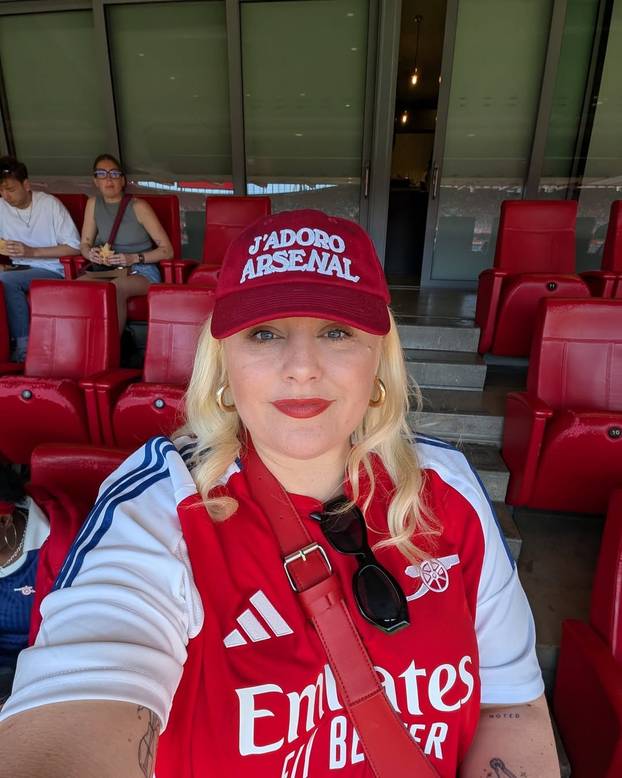 FOTO Fotkala se uz Arsenalovu zvijezdu, 'pobrkali' su je za njegovu djevojku: 'Odvratni ste'