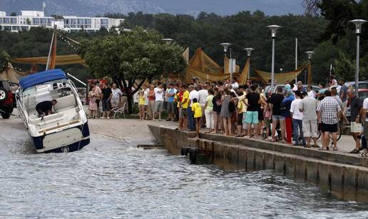 Njivice: Valovi su turistima bacili njihov gliser na obalu