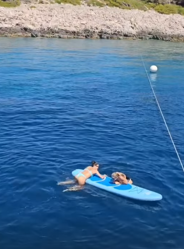 Vruće ljetne igrice Ive Todorić i prijateljice na obali: Pokazala je figuru u badiću, bila na SUP-u...