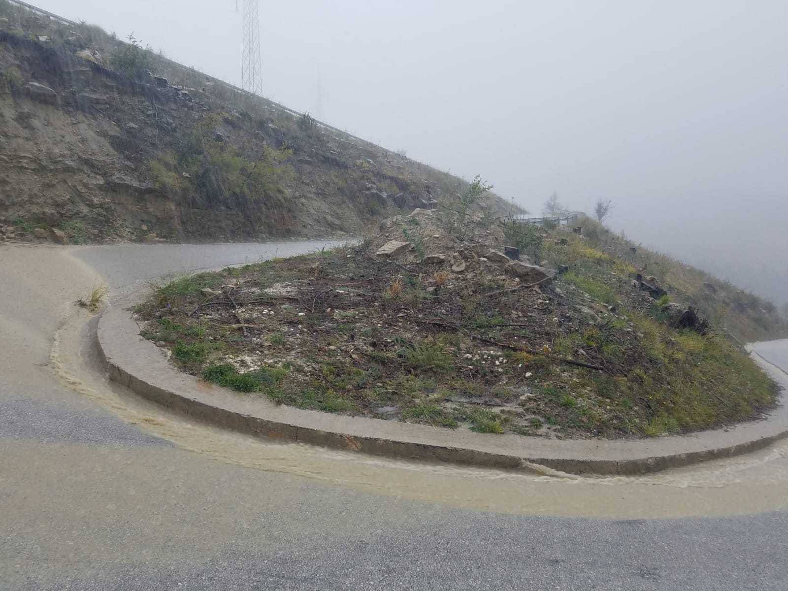 Vozači oprez! Kamene gromade padaju na ceste po Dalmaciji
