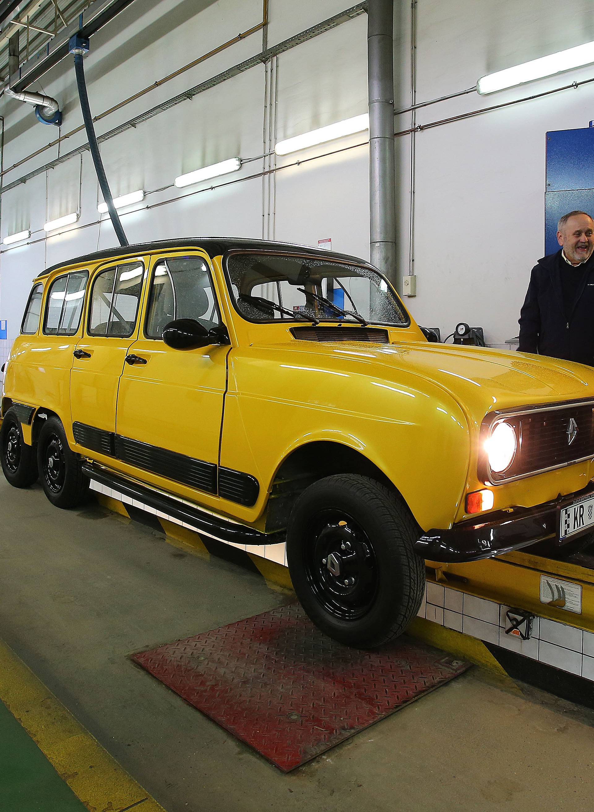 Produženi Renault 4 ima šest kotača i najveći prtljažnik...