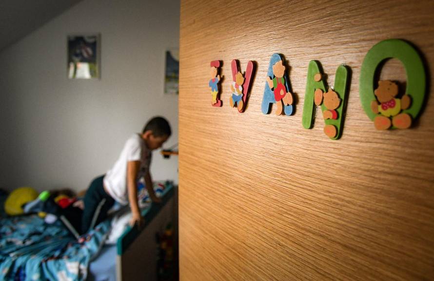 Ivano ima 12 godina, ide u peti razred, ima bijele tenisice, bicikl i Mickeyja Mousea. I autizam