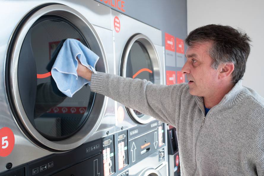 Zagrepčanin: Ako žene mogu kositi, mogu i ja prati podove