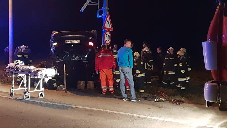 Auto smrskan, vozača iz auta vadili vatrogasci: 'Jaukao je'