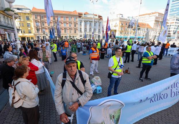 Zagreb: Molitelji na glavnom gradskom trgu