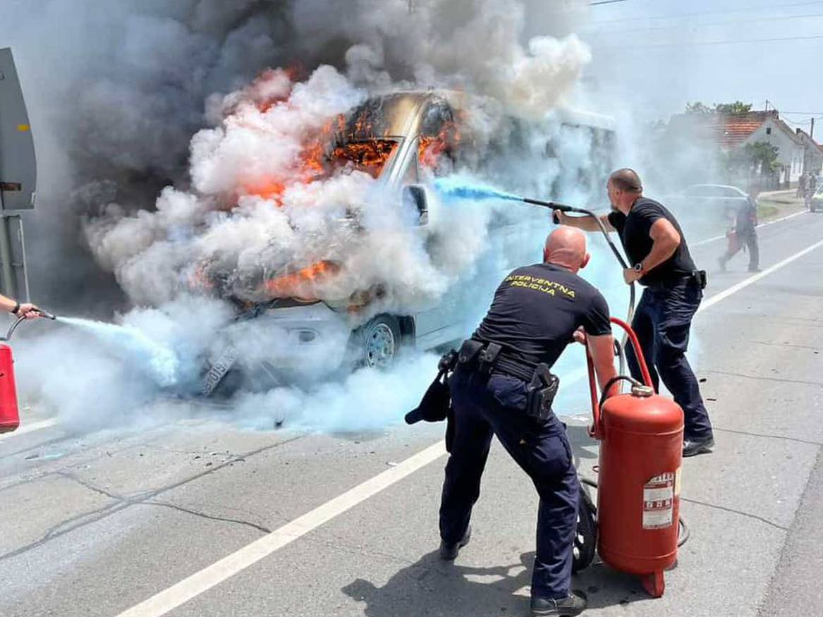 Minibus u plamenu: Interventni policajci gasili požar kod Sl. Broda do dolaska vatrogasaca