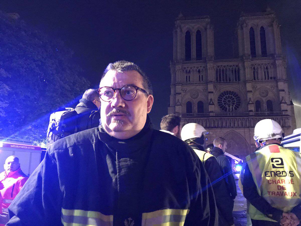 Svećenik uletio u gorući Notre Dame  i spasio 'Kristovu krunu'