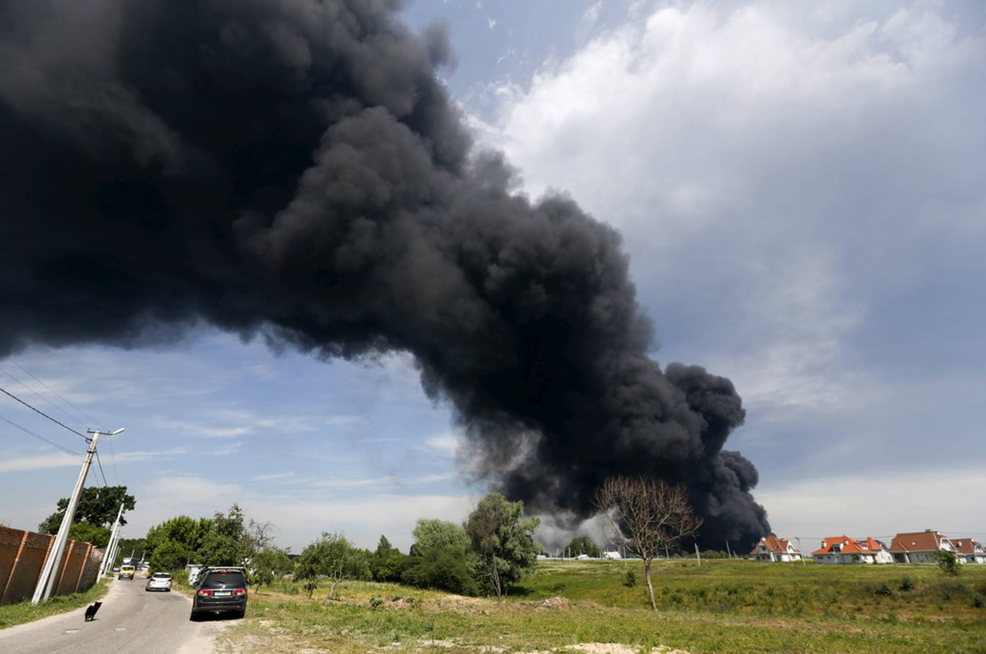 Почему горит дым. Пожар на нефтебазе под Киевом. Дым от пожара. Дым пожар. Черный дым от пожара.