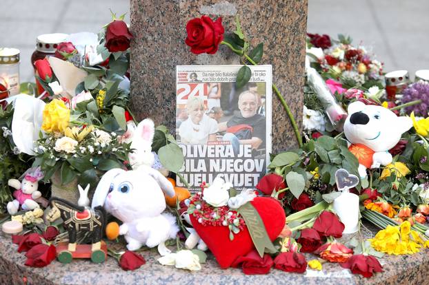 Zagreb: Uz svijeće za preminulog Balaševića netko je postavio i novine 24sata