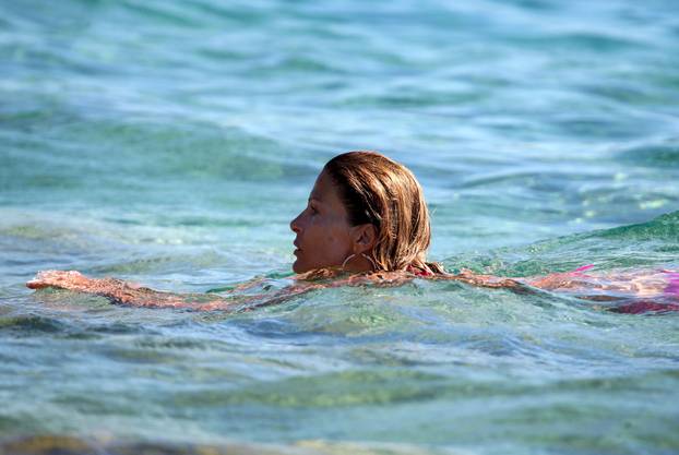 ARHIVA - 2010. Hvar: Pipi djevojka Ana Sasso s prijateljicama uživa u kupanju i sun?anju