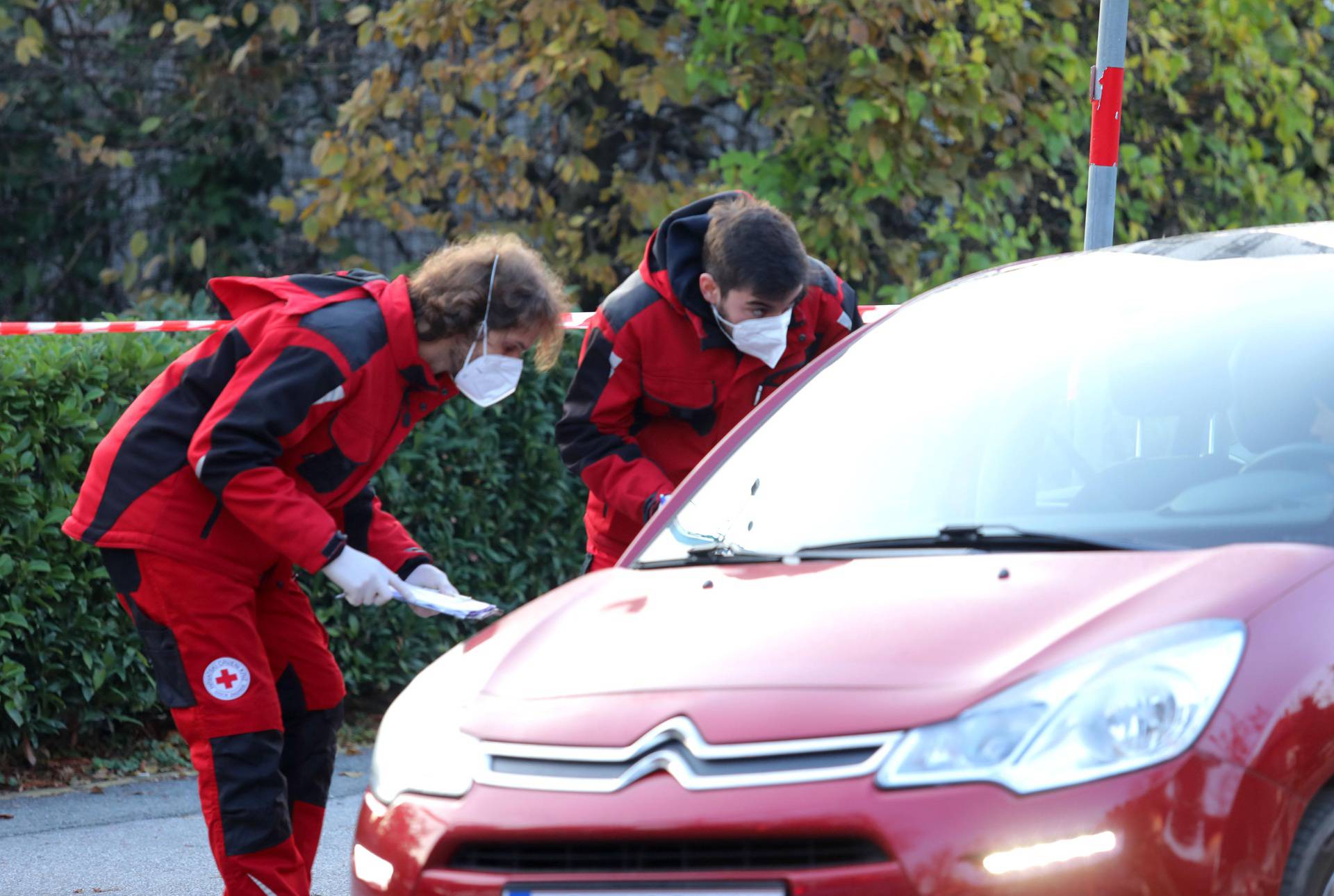 Zagreb: Velike gužve za testiranje na koronavirus ispred klinike Fran Mihaljević