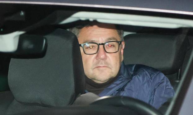 Zagreb: Izlazak Andrije Mikulića i inspektora iz kuće nakon opsežne pretrage