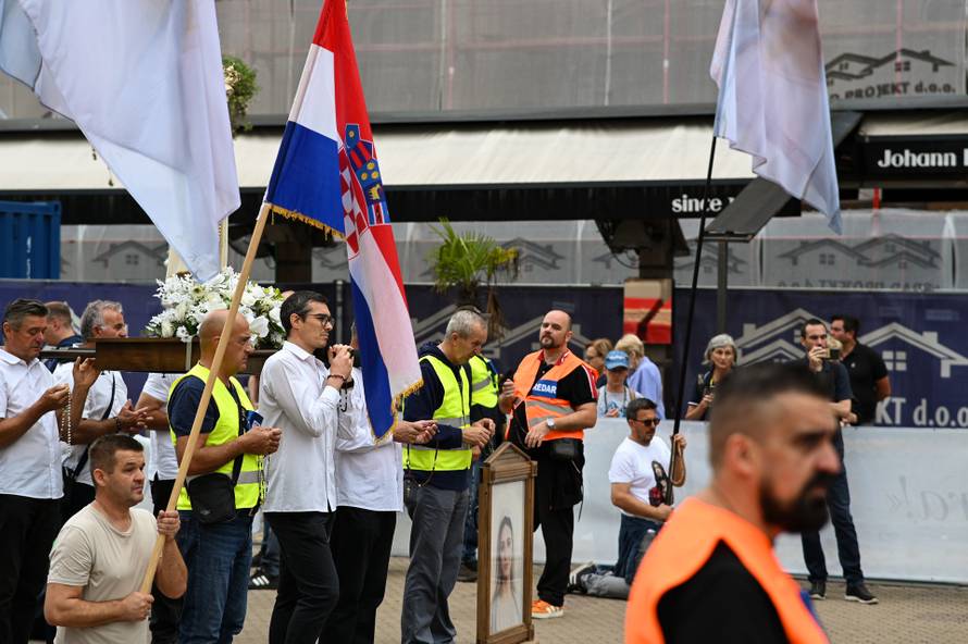 Zagreb: Muška molitva krunice na Trgu bana Josipa Jelačića