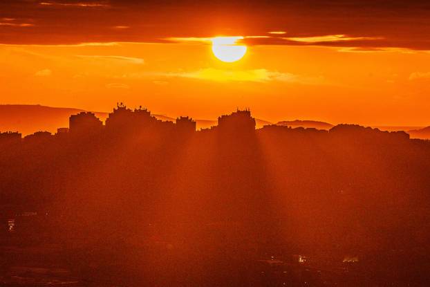 Mravince: Pogled na Split i zalazak sunca iza tmurnih oblaka