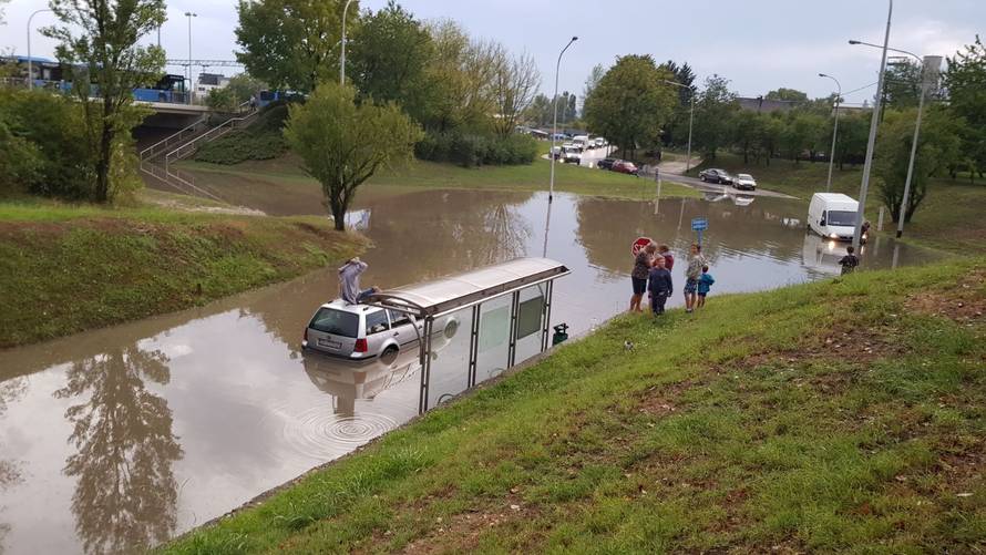 Ulice i podvožnjaci pod vodom: Zagreb pogodilo jako nevrijeme