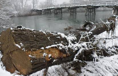 Radnik čistio most, ispao iz čamca i nestao u Dobri