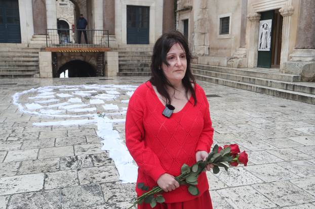 Split: Ana Fridrih Lekić među moliteljima na Peristilu izvela svoj performans