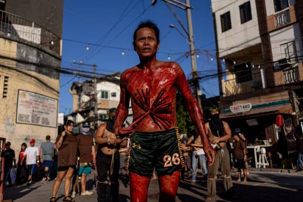 Filipino Catholics perform self-flagellation for Lent