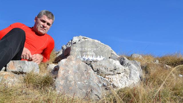 Očajni sin na kamen uklesao ime oca i datum kad je nestao