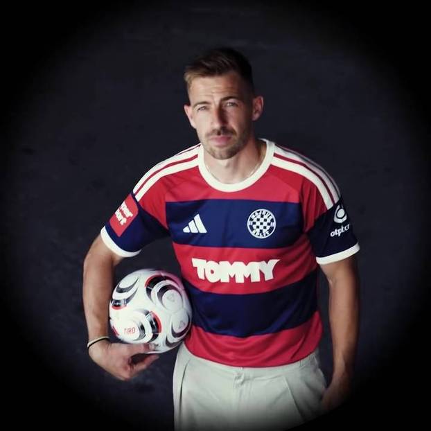 FOTO Hajduk predstavio novi gostujući dres. Navijači složni: 'Sad izgledamo kao Bayern...'
