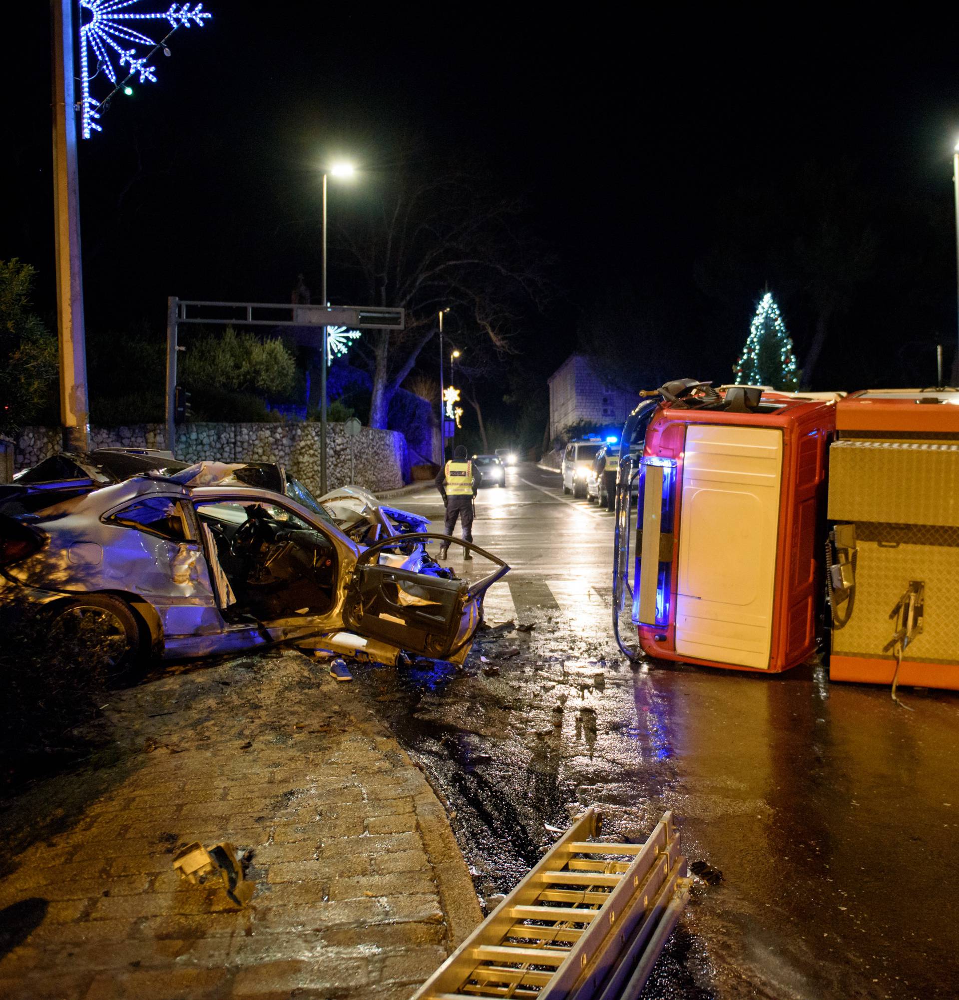 Teška nesreća u Dubrovniku: Sudarili se automobil i cisterna