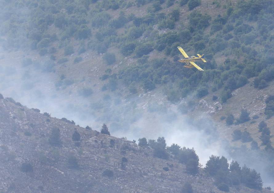 Požar na nepristupačnom terenu između Vrpolja i Grebaštice