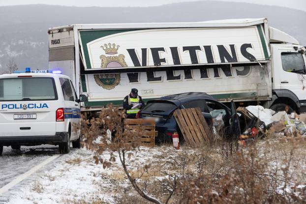 FOTO Mjesto strašne nesreće kod Trilja: Sudarili se kamion i auto. Poginula je jedna osoba