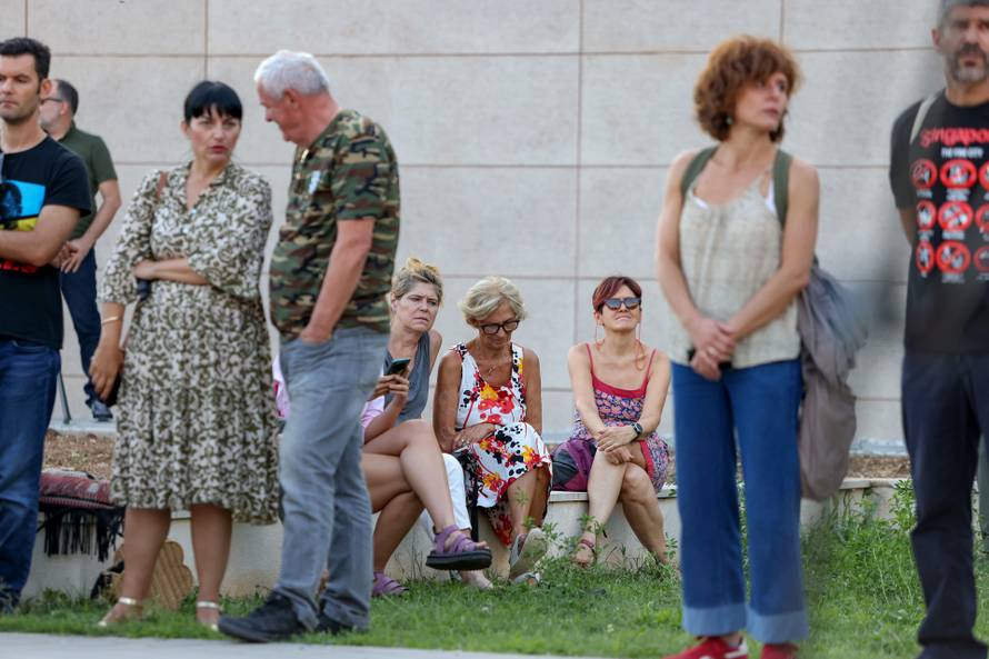 Benkovac: Organizatori benkovačkog festivala "Nosi se" koji je odgođen nakon prosvjeda branitelja održali mirni prosvjed