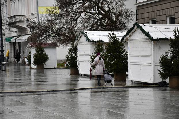 Slavonski Brod: U središtu grada počelo uklanjanje blagdanskih dekoracija i adventskih kućica