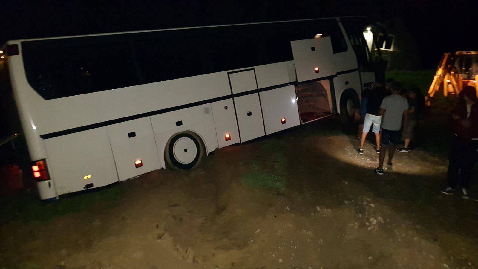 Peh za pehom: Propao im let, a onda im se i autobus prevrnuo