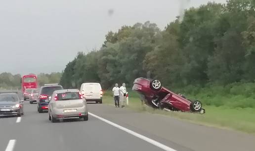 Sudar na autocesti kod Ježeva: Auto na krovu, troje ozlijeđeno