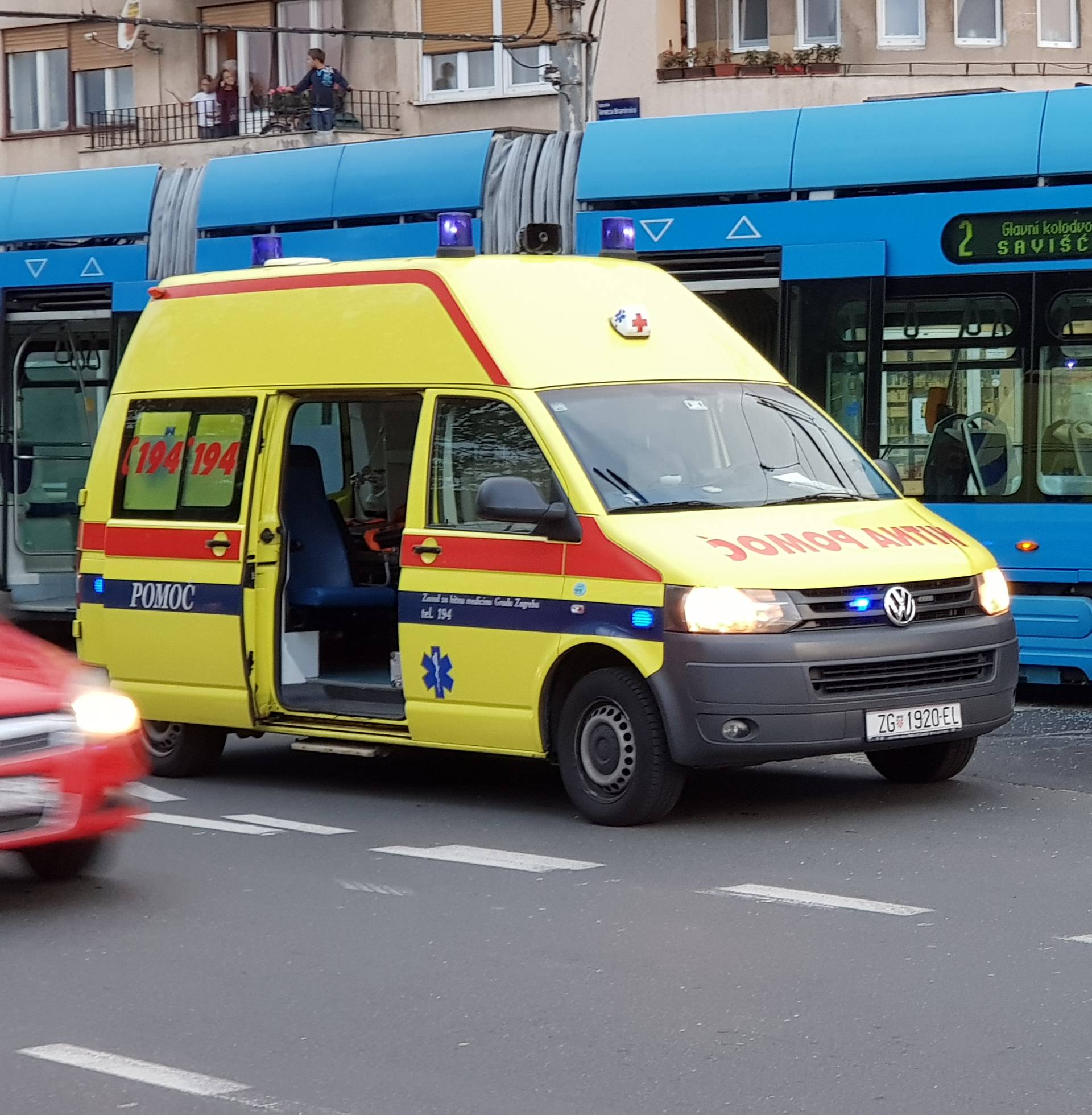 Tramvaj zgnječio auto uz stup, Putnici: Radilo se o sekundama