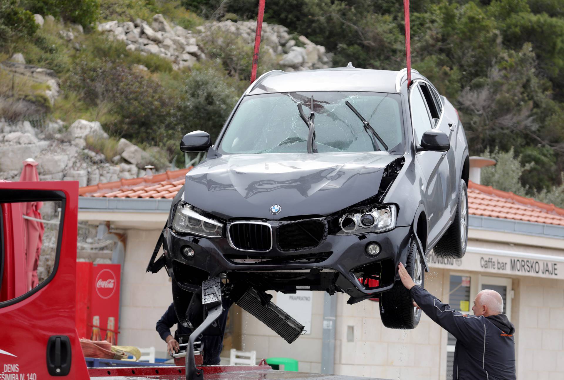 Iz mora izvučen automobil nakon tragedije u trajektnoj luci Prapratno