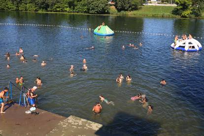 FOTO Spas od paklenog vala mnogi su potražili u rijekama i morima: Plaže krcate turistima