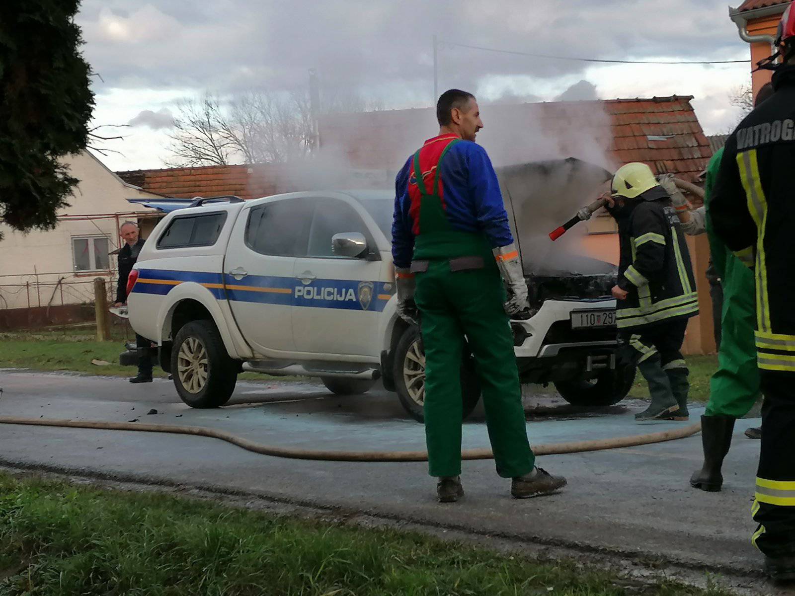 Policajci jurili po migrante pa im se usred vožnje zapalio auto