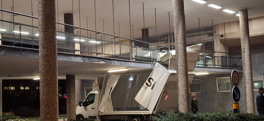 VIDEO Kamion zaglavio ispod stepenica zagrebačke gradske uprave, polomio ogradu i vozilo