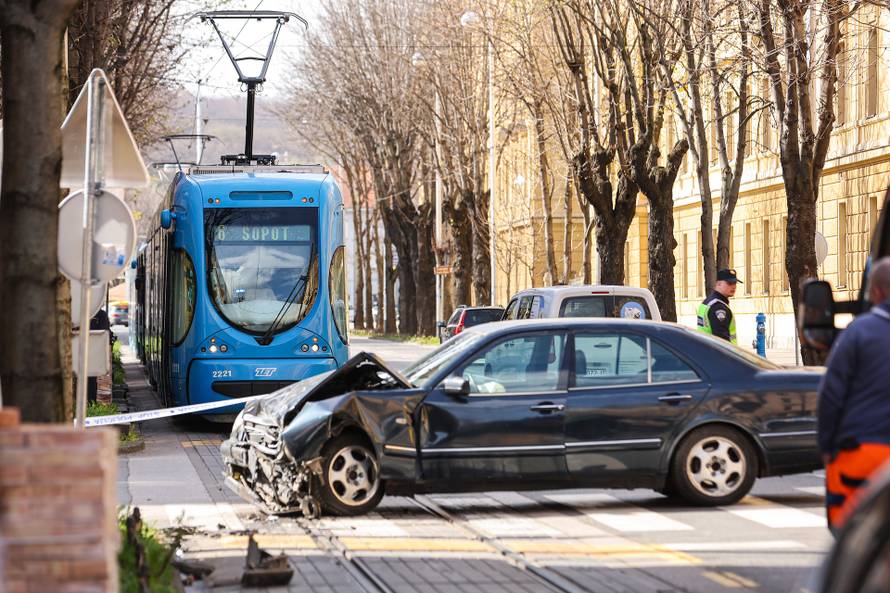 Zagreb: Na križanju Ilice i Ulice Ivana Cankara sudarili su se osobno i policijsko vozilo